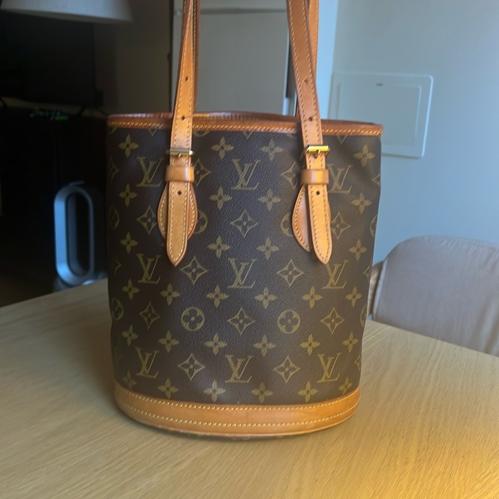 LOUIS VUITTON bucket bag